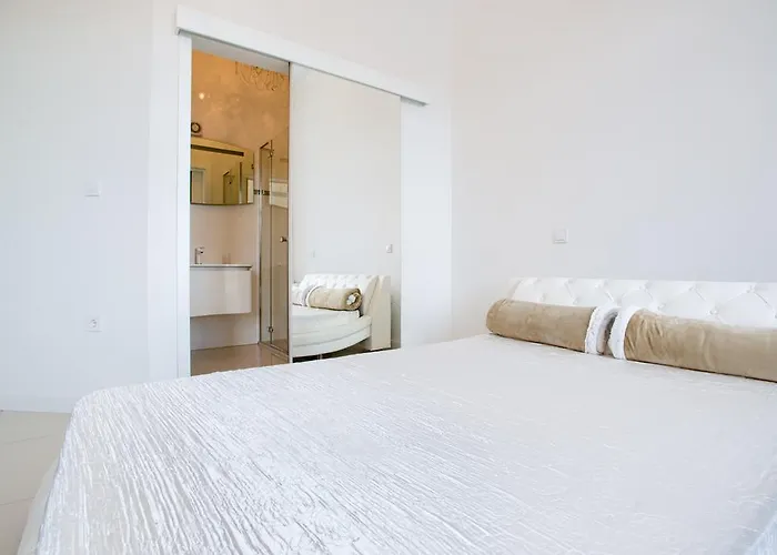 Апартаменти Collins Center Пула