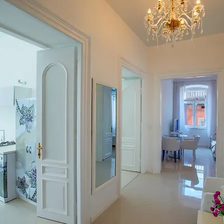 Collins Center Apartman *