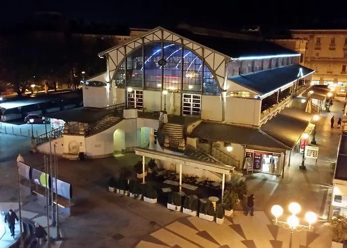 Collins Center Апартаменты Пула