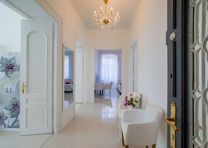 Апартаменты Collins Center Пула