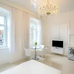 Collins Center Apartment *